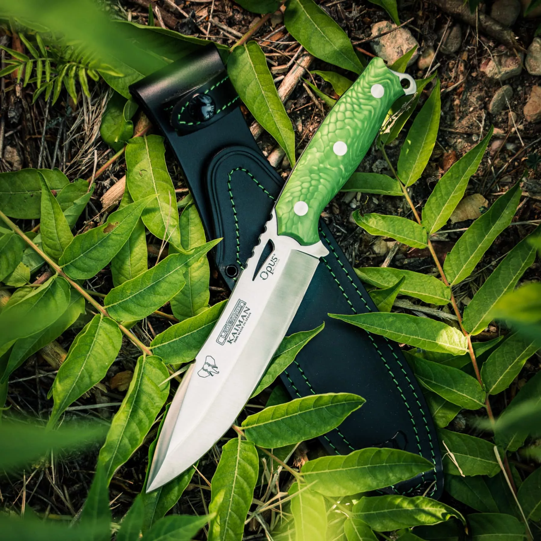 Cuchillo Kayman, juma verde y funda de cuero