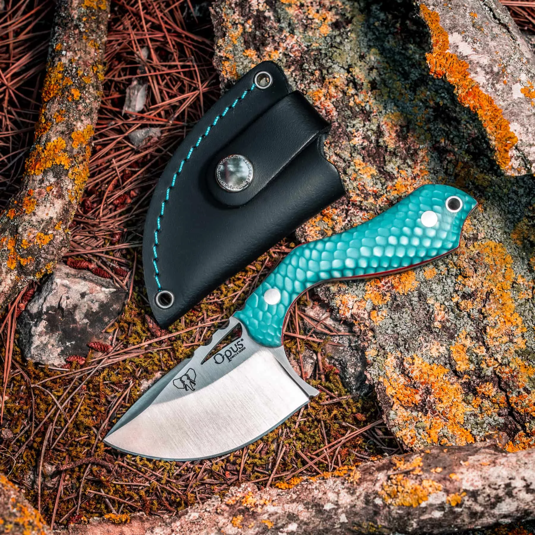 Cuchillo Pyrana, juma azul y funda de cuero negra