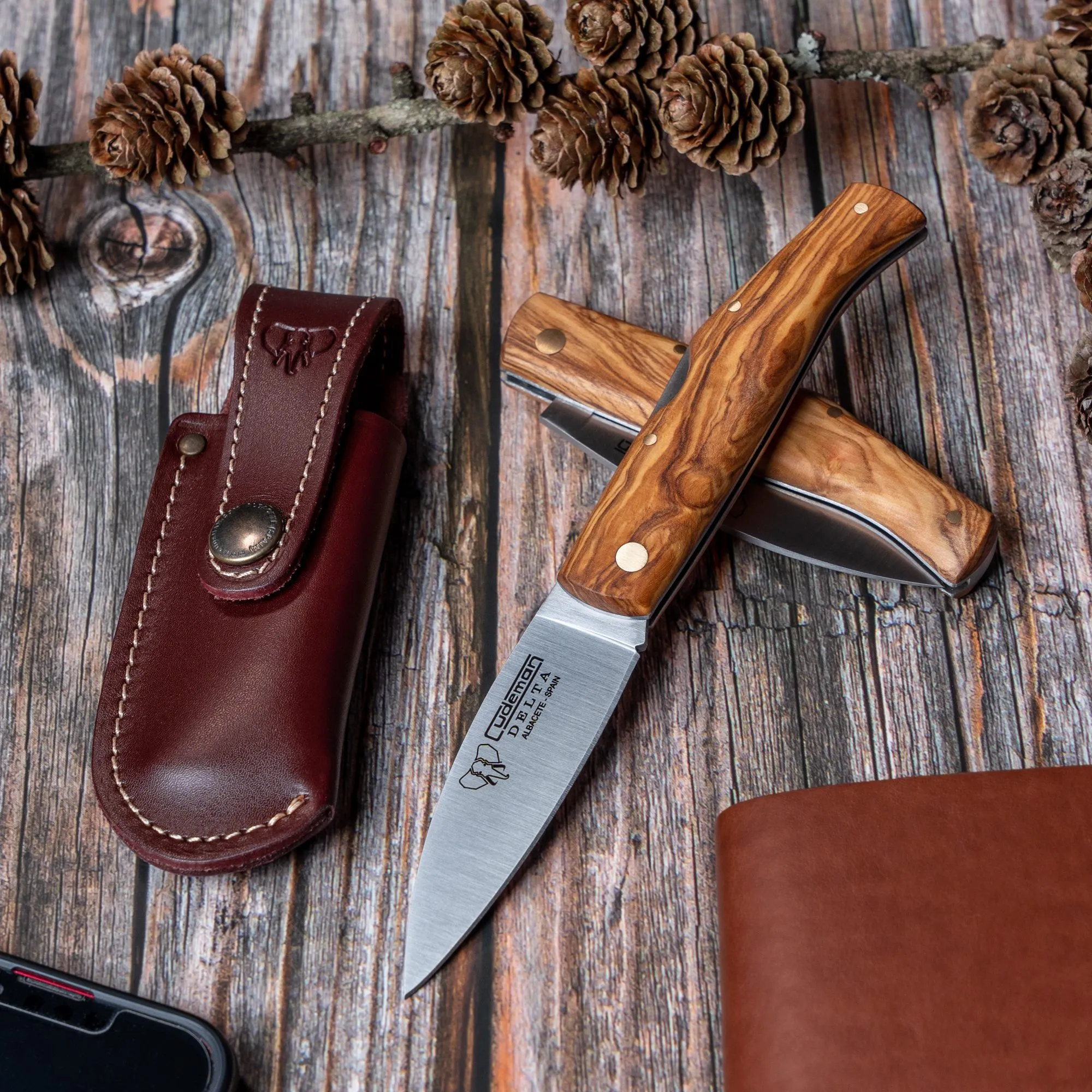 Navaja de caza Delta, mango olivo natural satinado (con funda)