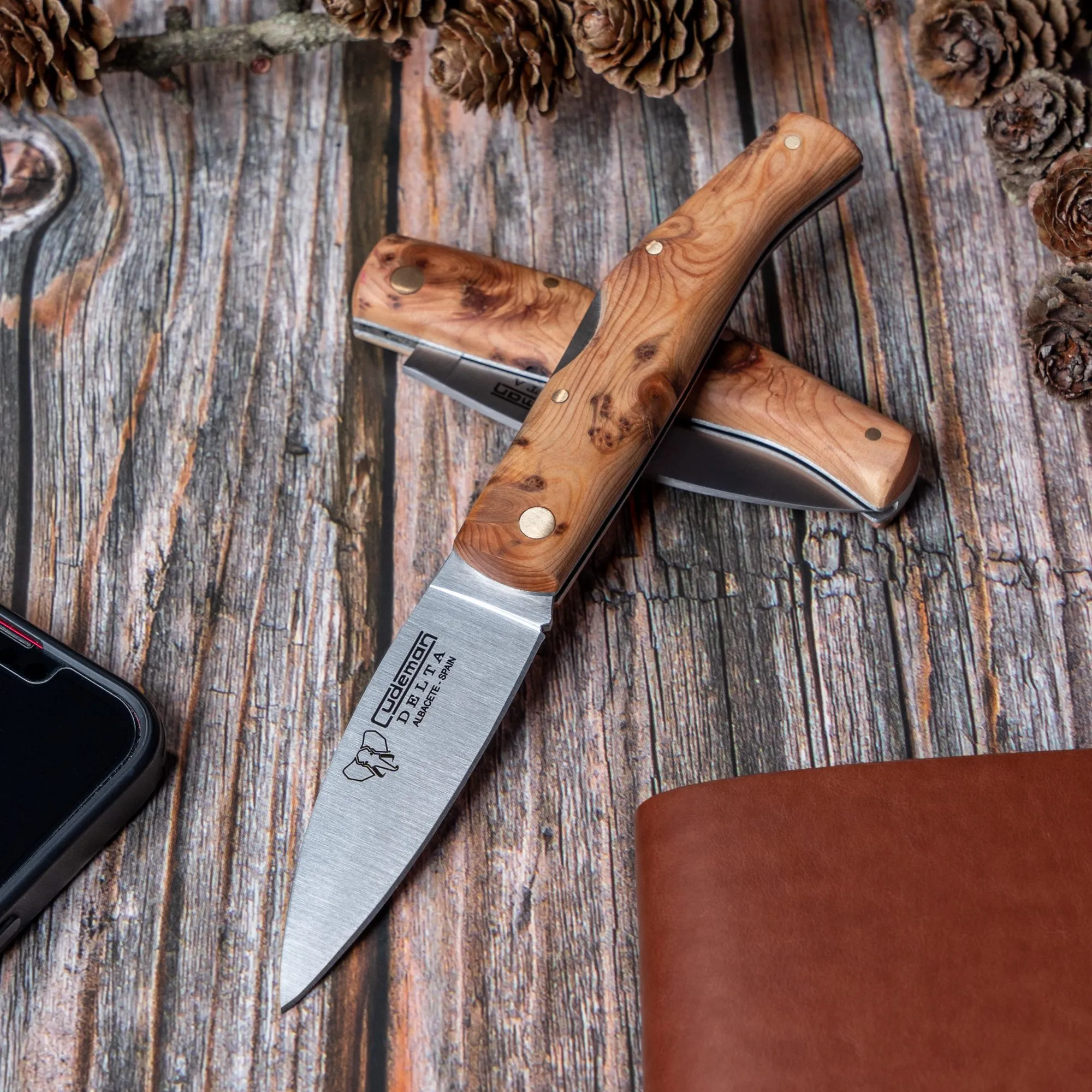 Navaja de caza Delta, mango enebro aromático