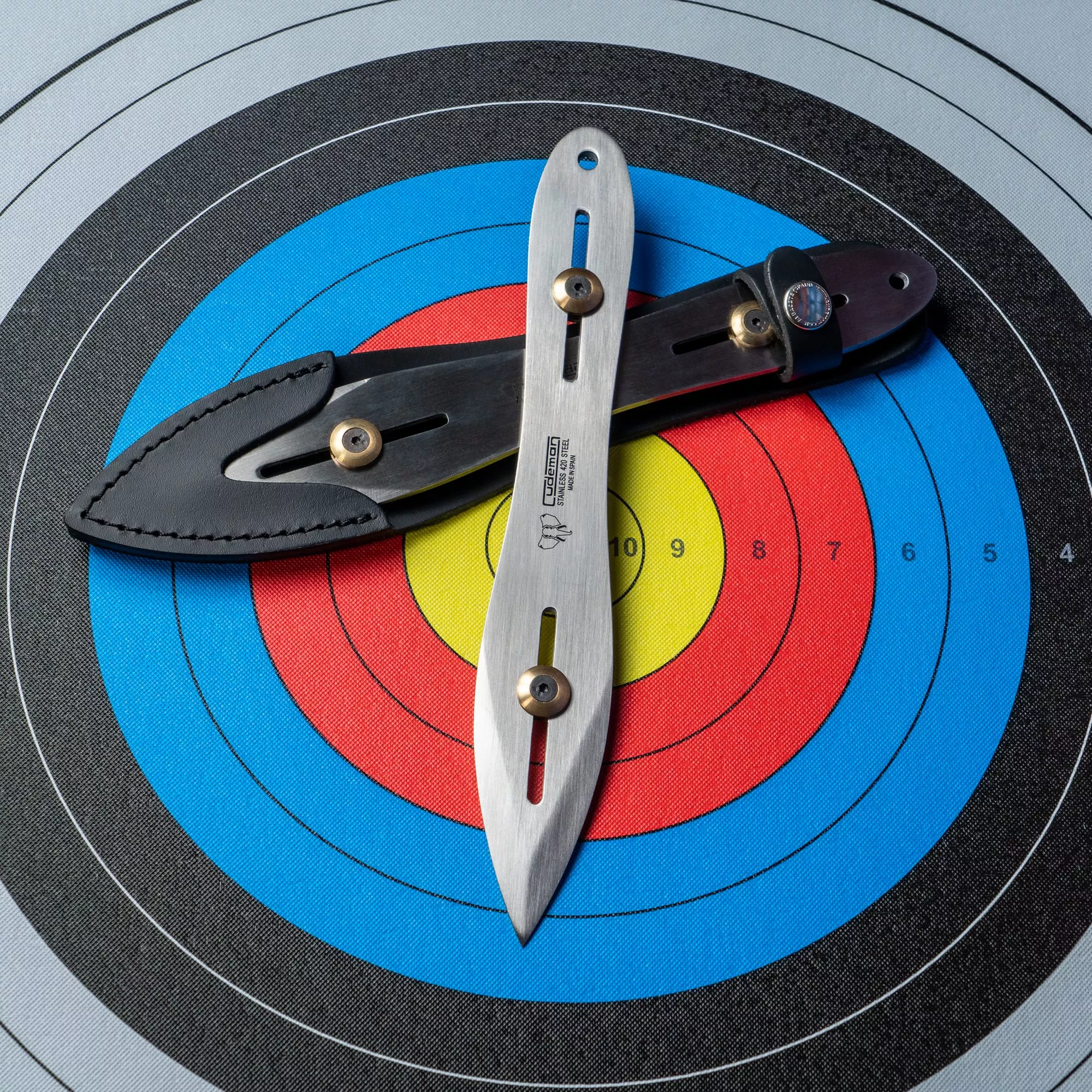 Cuchillo lanzador con contrapesos y funda